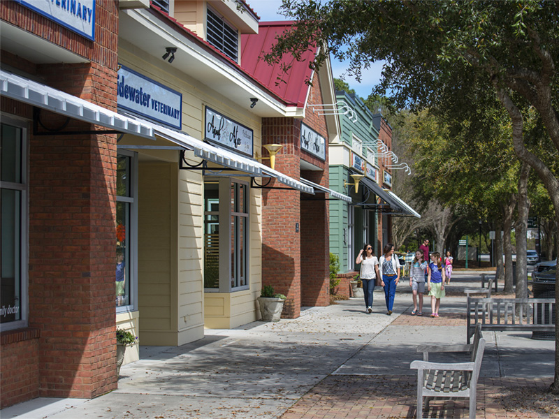 To attract upscale young professionals and Baby Boomers to Riviera at Seaside Farms in Mount Pleasant, S.C., Beach Co. developed a campaign promoting the town’s relaxed Southern lifestyle.