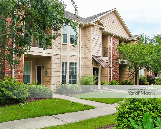 Highland Club Apartments at 17505 Jefferson Highway