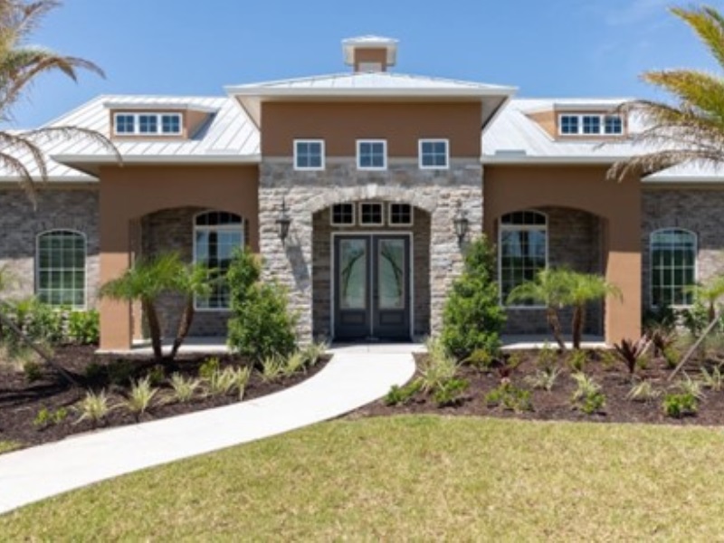 Front entrance and lawn of Cocoa Grand Apartments