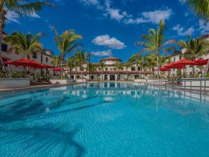 Exterior shot, featuring the outdoor pool, of senior housing community Mariposa. The 313-unit property is an independent, assisted living and memory care community in Lake Worth, Fla.