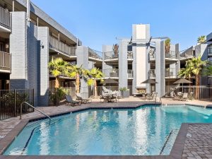 Image of the interior courtyard of Thom Slate on Thomas, a multifamily property in Phoenix