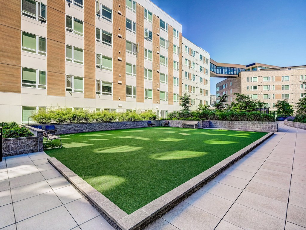 Lakevision Capital paid $286 million or approxmately $430,572 per unit for the luxury community in Redmond, Wash.