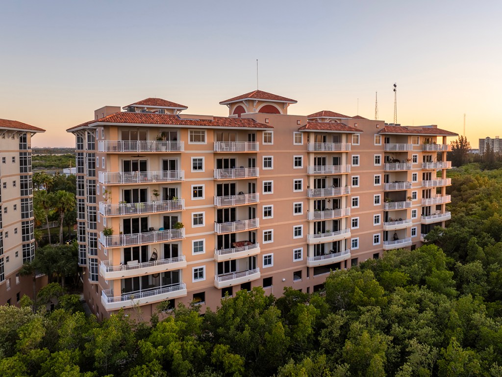 Aerial shot of a multifamily property in Florida.