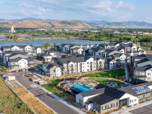 Aerial shot of Outlook Table Mesa, a luxury multifamily community in Wheat Ridge, Colo.
