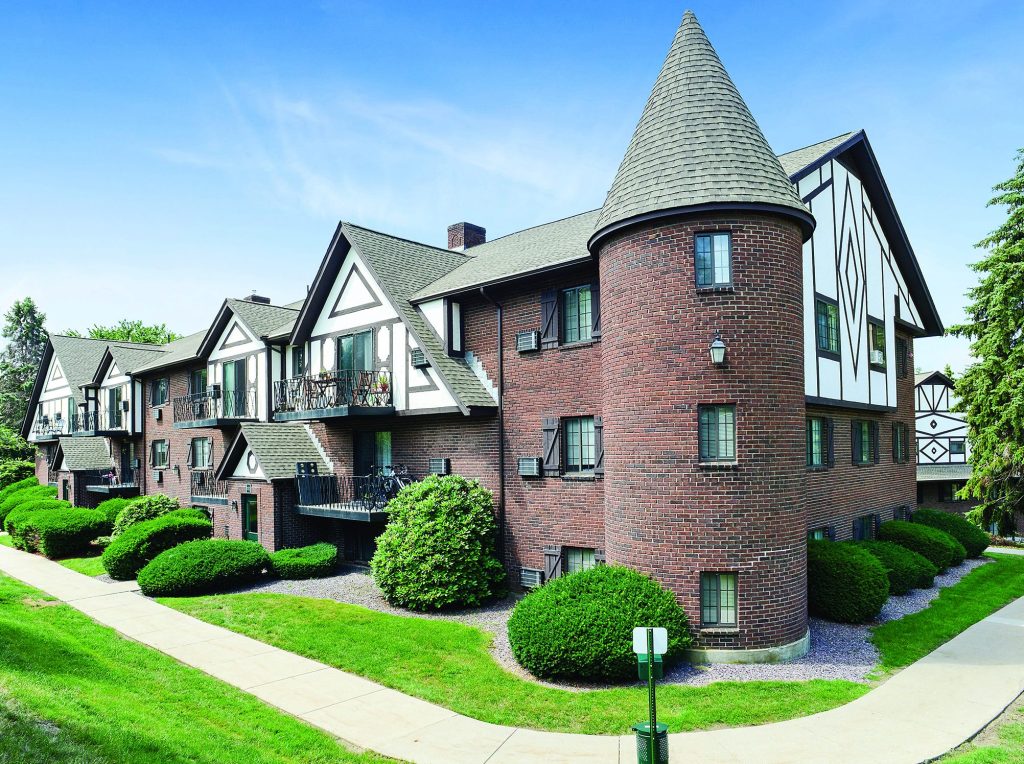 A photo of Royal Crest Estates, a 473-unit property located in Marlborough, Mass