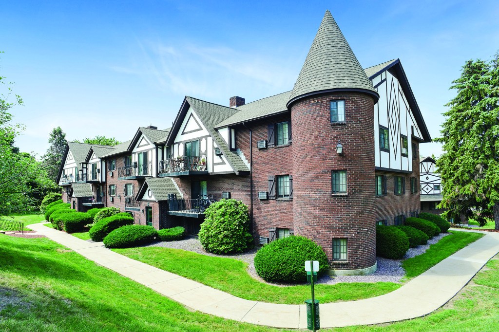A photo of Royal Crest Estates, a 473-unit property located in Marlborough, Mass