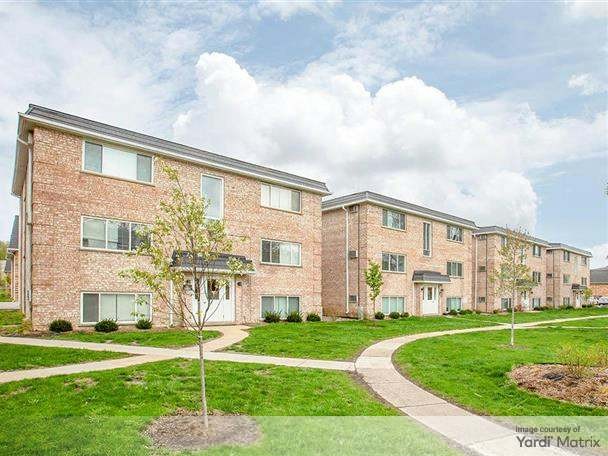 Exterior shot of Courtland on the Park, a 918-unit community in Des Plaines, Ill.