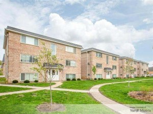 Exterior shot of Courtland on the Park, a 918-unit community in Des Plaines, Ill.