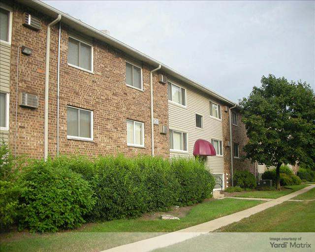 A photo of Woodlands of Crest Hill apartments in Crest Hill, Ill.
