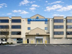 Exterior shot of SecureSpace Tukwila, a 625-unit self storage facilty in Tukwila, Wash.