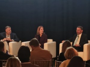 NMHC’s Sharon Wilson Geno (center) and NAA’s Robert Pinnegar (right) share their thoughts on industry issues during an Executive Summit panel moderated by Yardi’s Michael Tuer.