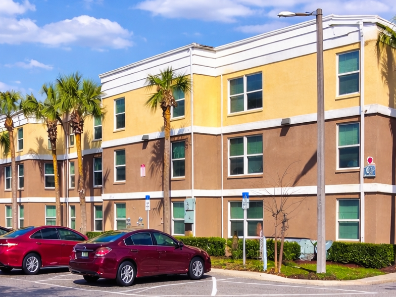Exterior shot depicting one of Silver Oak's eight buildings in Tampa, Fla.