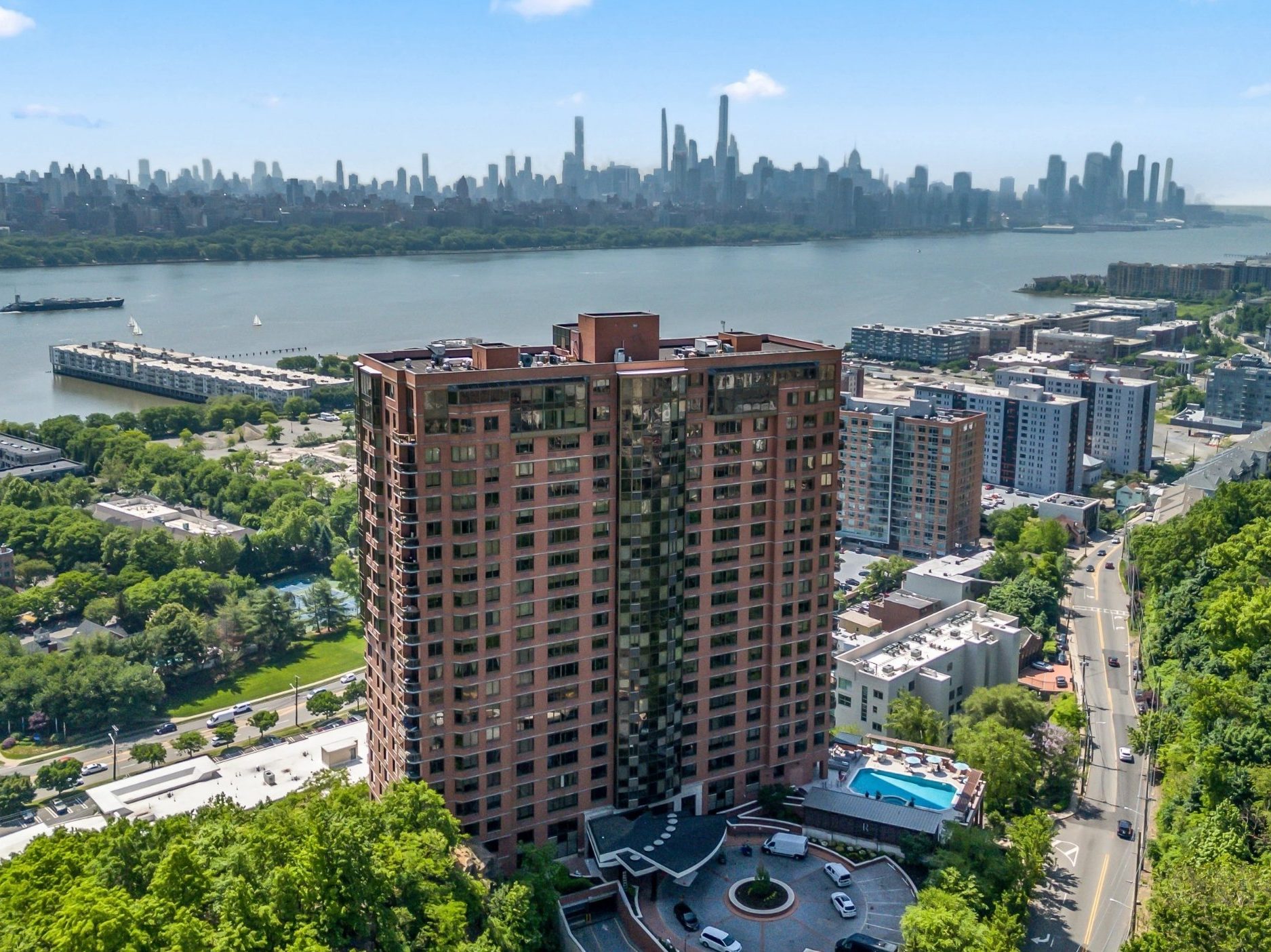 Exterior shot of Riello Edgewater, a residential building in EEdgewater, N.J.