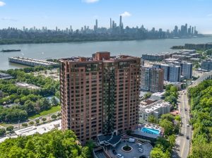 Exterior shot of Riello Edgewater, a residential building in EEdgewater, N.J.