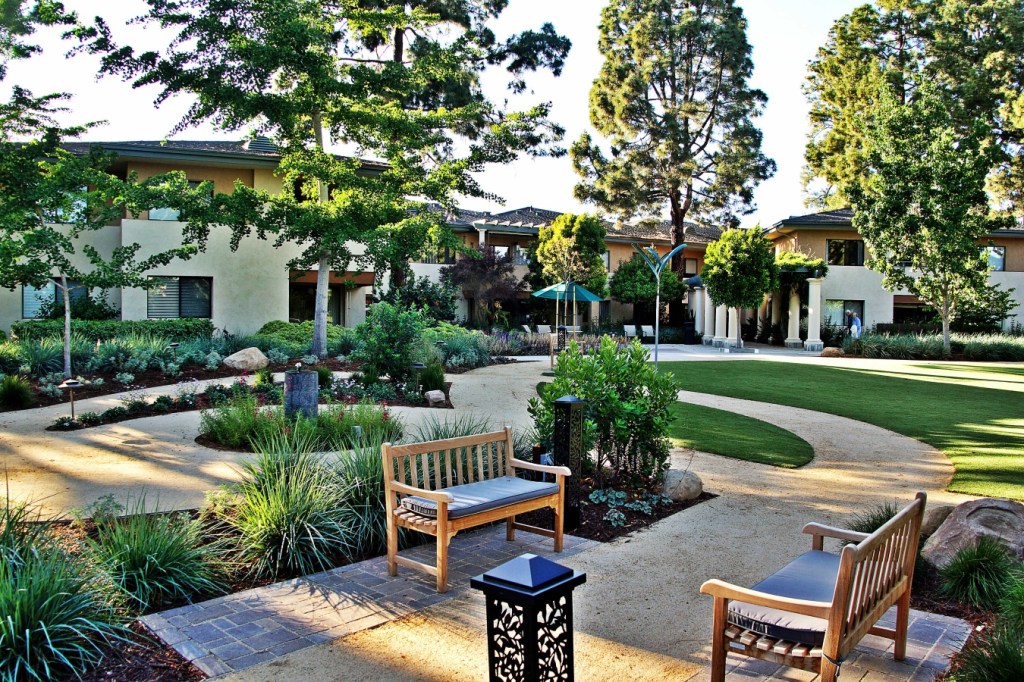 a picture of the courtyard at Vista del Monte senior housing