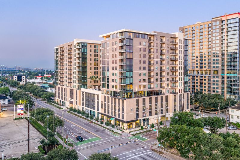 A photo of 1010 Waugh, a newly developed 340-unit luxury multifamily community in the Montrose neighborhood of Houston.