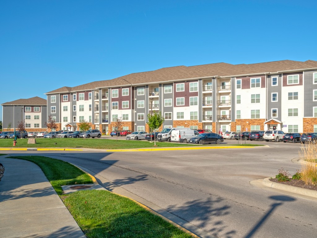 Exterior shot of Kinsley Forest, a 328-unit community in Kansas City, Mo.