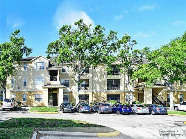 Exterior image of The Summit at Metrowest, a 280-unit multifamily property in Orlando, Fla.