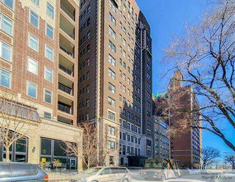 Exterior view of 422-424 W. Melrose St., an apartment building in Chicago