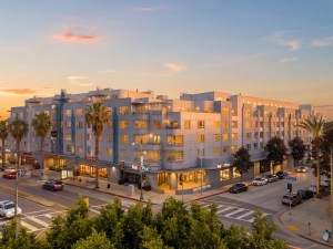 Aerial shot featuring the exterior of 5550 Wilshire, a multifamily community in Los Angeles.