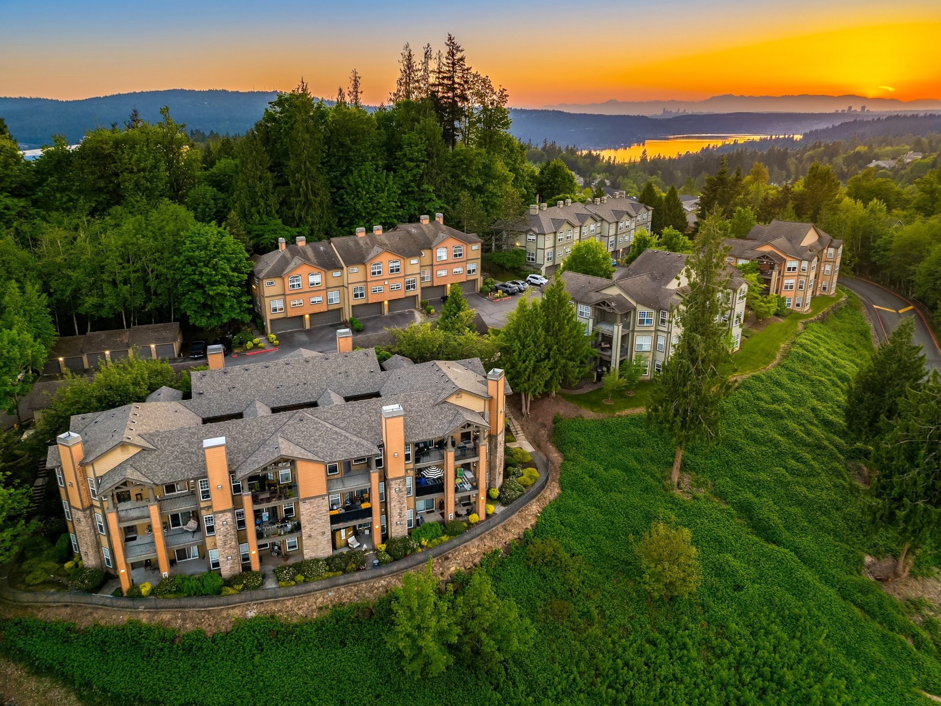 Aerial shot of Boulder Creek, a 204-unit apartment and townhome multifamily community in Sammamish, Wash. 