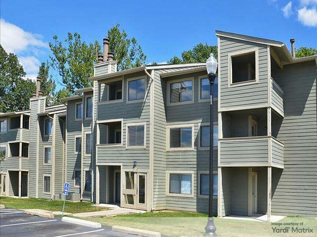 Exterior shot of Deercross Apartments in Indianapolis.